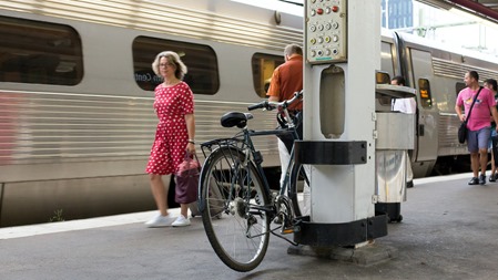 Smart att ta cykeln till tåget men parkeringen är kanske tveksam